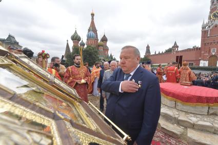 Москва. Председатель комитета ГД РФ по обороне, генерал-полковник Владимир Шаманов у иконы пророка Божия Илии во время  празднования Дня Воздушно-десантных войск .