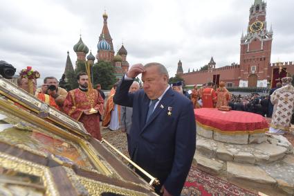 Москва. Председатель комитета ГД РФ по обороне, генерал-полковник Владимир Шаманов у иконы пророка Божия Илии во время  празднования Дня Воздушно-десантных войск .