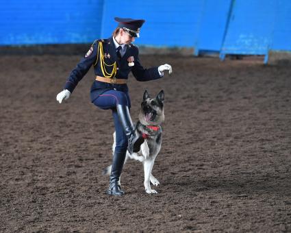 Москва. Полицейский кинолог с собакой.