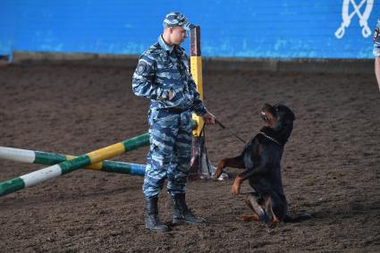 Москва. Полицейский кинолог с собакой.