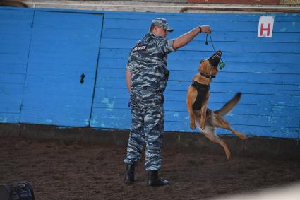 Москва. Полицейский кинолог с собакой.