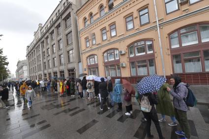 Москва. Очередь из желающих принять участие в одиночном пикете у здания администрации президента РФ в поддержку задержанных участников несанкционированных акций .