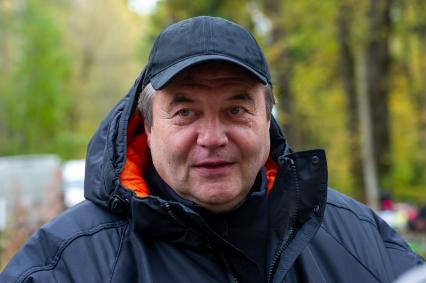 Санкт-Петербург, Парголово, Северное кладбище. Кинорежиссер Алексей Учитель во время съемок фильма `Цой 47`.