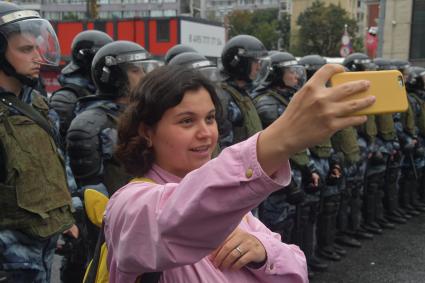 Москва.  Сотрудники полиции во время акции в поддержку независимых кандидатов в депутаты Мосгордумы на проспекте Сахарова.