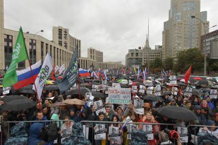 Москва.  Участники акции в поддержку независимых кандидатов в депутаты Мосгордумы на проспекте Сахарова.