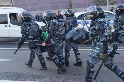 Москва.  Сотрудники ОМОНа во время акции в поддержку независимых кандидатов в депутаты Мосгордумы на проспекте Сахарова.