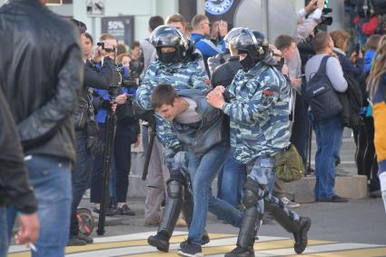 Москва. Сотрудники Росгвардии во время акции в поддержку независимых кандидатов в депутаты Мосгордумы на проспекте Сахарова.