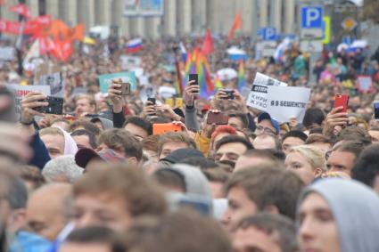 Москва.  Участники акции в поддержку независимых кандидатов в депутаты Мосгордумы на проспекте Сахарова.