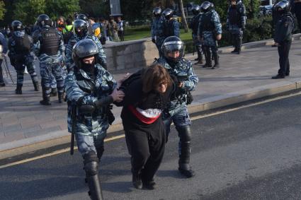 Москва.  Сотрудники полиции во время акции в поддержку независимых кандидатов в депутаты Мосгордумы на проспекте Сахарова.