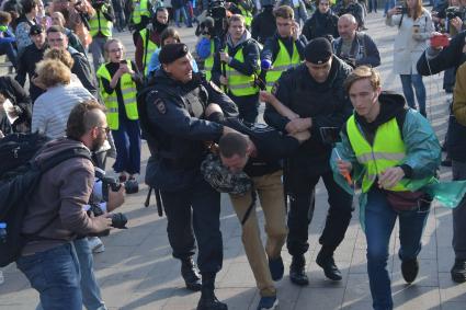 Москва.  Сотрудники полиции во время акции в поддержку независимых кандидатов в депутаты Мосгордумы на проспекте Сахарова.