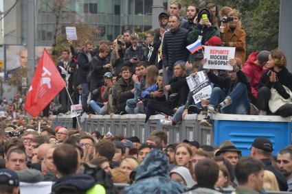 Москва.  Участники акции в поддержку независимых кандидатов в депутаты Мосгордумы на проспекте Сахарова.