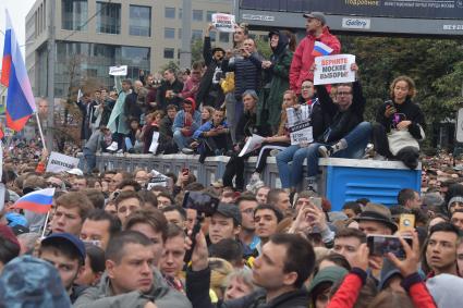 Москва.  Участники акции в поддержку независимых кандидатов в депутаты Мосгордумы на проспекте Сахарова.