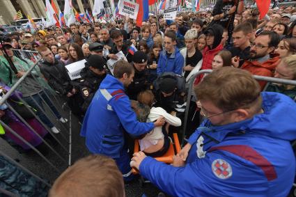 Москва.  Участники акции в поддержку независимых кандидатов в депутаты Мосгордумы на проспекте Сахарова.