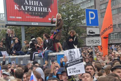 Москва.  Участники акции в поддержку независимых кандидатов в депутаты Мосгордумы на проспекте Сахарова.