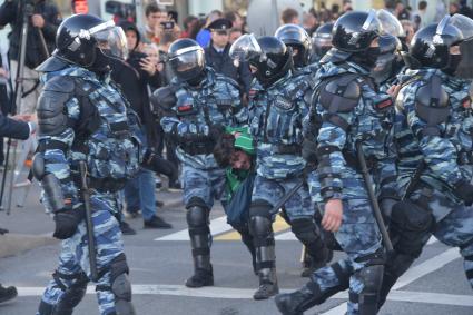 Москва.  Сотрудники ОМОНа во время акции в поддержку независимых кандидатов в депутаты Мосгордумы на проспекте Сахарова.