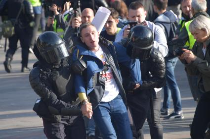 Москва.  Сотрудники полиции во время акции в поддержку независимых кандидатов в депутаты Мосгордумы на проспекте Сахарова.