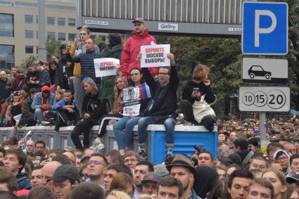 Москва.  Участники акции в поддержку независимых кандидатов в депутаты Мосгордумы на проспекте Сахарова.