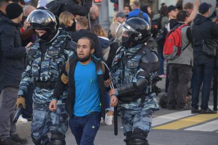 Москва.  Сотрудники ОМОНа во время акции в поддержку независимых кандидатов в депутаты Мосгордумы на проспекте Сахарова.