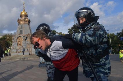 Москва.  Сотрудники полиции во время акции в поддержку независимых кандидатов в депутаты Мосгордумы на проспекте Сахарова.