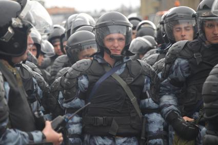 Москва.  Сотрудники полиции во время акции в поддержку независимых кандидатов в депутаты Мосгордумы на проспекте Сахарова.