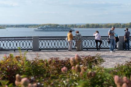 Самара. Горожане на набережной Волги.