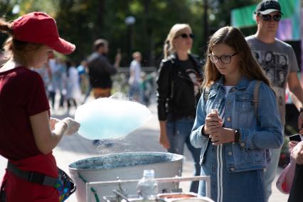 Самара. Девочка покупает сахарную вату.