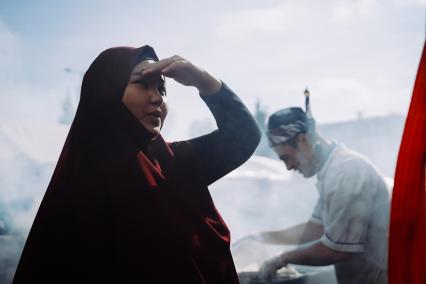 Самара. Женщина в мусульманском платке.