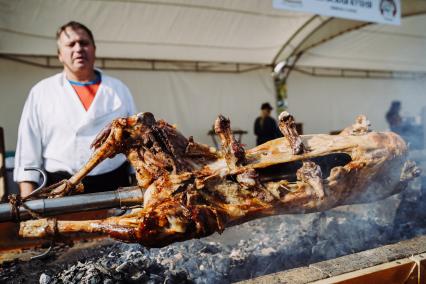 Самара. Приготовления мяса на вертеле во время Гастрономического фестиваля.