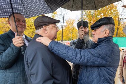 Москва. Член комитета Госдумы РФ по транспорту и строительству Владимир Ресин и корреспондент `Комсомольской правды` Александр Гамов  (слева направо) во время посещения  строительной площадки  храм Спиридона Тримифунского на Большой Академической.