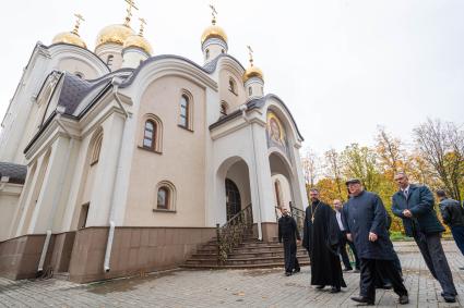 Москва. Член комитета Госдумы РФ по транспорту и строительству Владимир Ресин (в центре) во время посещения  недавно построенного   храма  Матроны Московской  на улице Софьи Ковалевской.