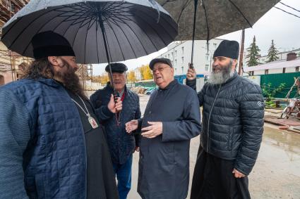 Москва. Епископ Сергиево-Посадский, викарий Святейшего Патриарха Московского  Парамон, корреспондент `Комсомольской правды` Александр Гамов, член комитета Госдумы РФ по транспорту и строительству Владимир Ресин (слева направо) во время посещения  строительной площадки  храм Спиридона Тримифунского на Большой Академической.