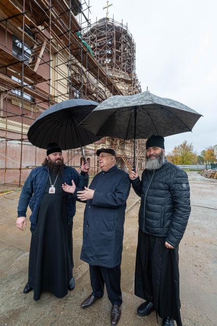 Москва. Епископ Сергиево-Посадский, викарий Святейшего Патриарха Московского  Парамон, член комитета Госдумы РФ по транспорту и строительству Владимир Ресин (слева направо) во время посещения  строительной площадки  храм Спиридона Тримифунского на Большой Академической.