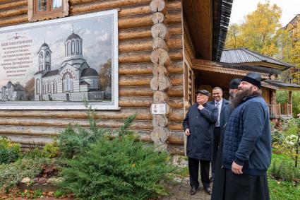 Москва. Член комитета Госдумы РФ по транспорту и строительству Владимир Ресин (слева) и Епископ Сергиево-Посадский, викарий Святейшего Патриарха Московского  Парамон (справа) во время посещения  строительства храма Спиридона Тримифунского на Большой Академической.