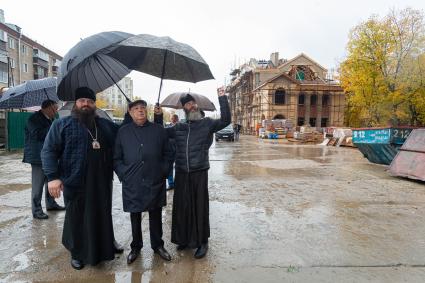 Москва. Епископ Сергиево-Посадский, викарий Святейшего Патриарха Московского Парамон, член комитета Госдумы РФ по транспорту и строительству Владимир Ресин (слева направо) во время посещения строительной площадки храм Спиридона Тримифунского на Большой Академической.