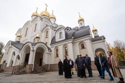 Москва. Член комитета Госдумы РФ по транспорту и строительству Владимир Ресин (в центре) во время посещения недавно построенного храма Матроны Московской на улице Софьи Ковалевской.