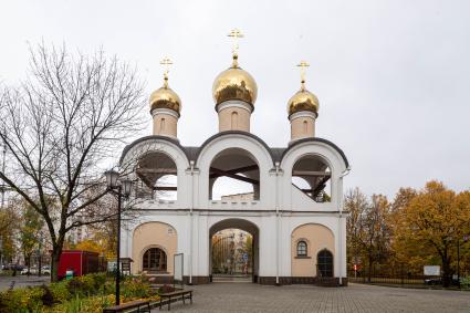 Москва. Вид храма Матроны Московской на улице Софьи Ковалевской.