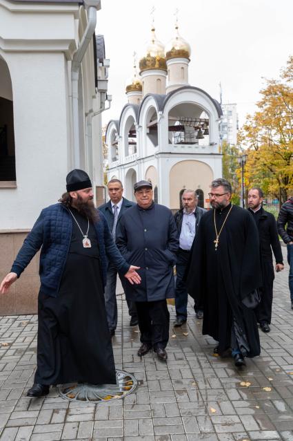 Москва. Епископ Сергиево-Посадский, викарий Святейшего Патриарха Московского Парамон и член комитета Госдумы РФ по транспорту и строительству Владимир Ресин (слева направо) во время посещения храма Матроны Московской на улице Софьи Ковалевской.