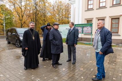 Москва.  Корреспондент `Комсомольской правды`Александр Гамов (справа), Член комитета Госдумы РФ по транспорту и строительству Владимир Ресин (в центре)  во время посещения  строительства храма Матроны Московской на улице Софьи Ковалевской.