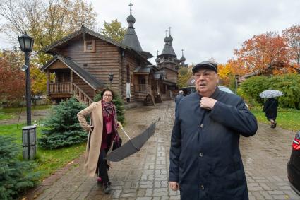 Москва. Член комитета Госдумы РФ по транспорту и строительству Владимир Ресин во время посещения строительства храма Спиридона Тримифунского на Большой Академической.