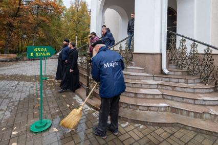 Москва. Во время посещения недавно построенного храма Матроны Московской на улице Софьи Ковалевской.