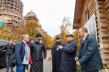 Москва.  Корреспондент `Комсомольской правды`Александр Гамов (слева), Член комитета Госдумы РФ по транспорту и строительству Владимир Ресин (второй справа) и Епископ Сергиево-Посадский, викарий Святейшего Патриарха Московского  Парамон ( третий справа) во время посещения  строительства храма Спиридона Тримифунского на Большой Академической.