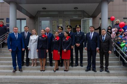 Санкт-Петербург. Командир  воздушного судна  Airbus 321`Уральских авиалиний` Дамир   Юсупов ( в центре) и члены его экипажа, посадившие неисправный самолет в кукурузном поле в Подмосковье, провели  урок мужества  в школе # 546 .