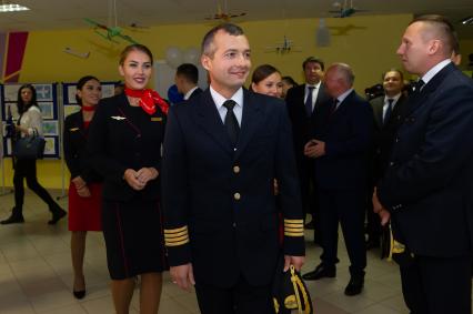 Санкт-Петербург. Командир воздушного судна Airbus 321`Уральских авиалиний` Дамир Юсупов и члены его экипажа, посадившие неисправный самолет в кукурузном поле в Подмосковье, провели урок мужества в школе # 546 .