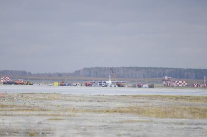 Екатеринбург. Военно-транспортный самолет АН-12, совершивший аварийную посадку в аэропорту `Кольцово` имени Акинфия Демидова.