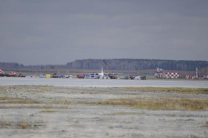 Екатеринбург. Военно-транспортный самолет АН-12, совершивший аварийную посадку в аэропорту `Кольцово` имени Акинфия Демидова.