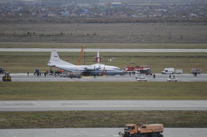 Екатеринбург. Военно-транспортный самолет АН-12, совершивший аварийную посадку в аэропорту `Кольцово` имени Акинфия Демидова.