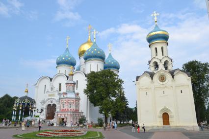 Московская область, Сергиев Посад. Вид на Успенский собор и источник святой воды.