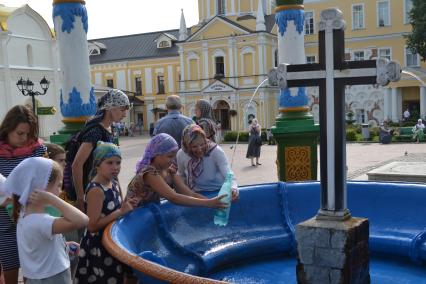 Московская область, Сергиев Посад. Сень над крестом, бассейн для освященной воды.