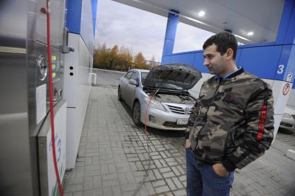 Екатеринбург. Мужчина запрявляет газом свой автомобиль на АГЗС