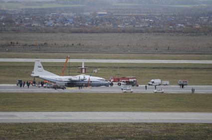 Екатеринбург. Самолет Ан-12 министерства обороны совершил аварийную посадку на взлетно-посадочную полосу аэропорта \'Кольцово\' из-за невозможности выпустить шасси. Из 17 человек бывших на борту в момент посадки, никто не пострадал